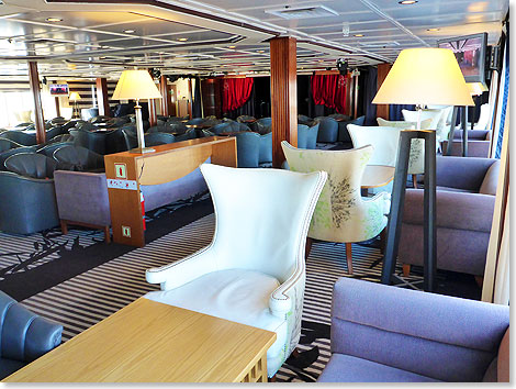 Eine der zahlreichen Bars an Bord befindet sich in der geräumigen Scirocco Lounge am Heck des Schiffes.