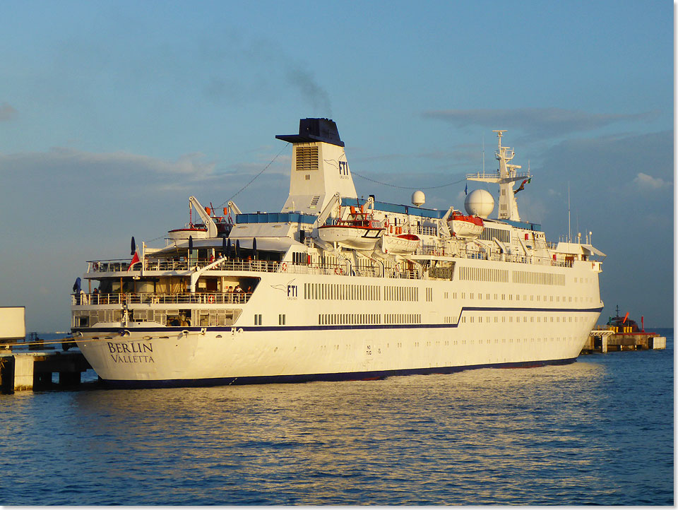 Auch nach ber drei Jahrzehnten berzeugt die BERLIN  hier an der Pier in Cozumel  mit ihrer klassischen Linienfhrung.