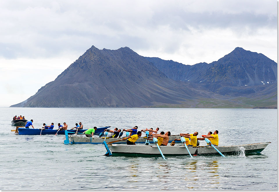 Traditionelles Bootsrennen im Rahmen des Marine Mammal Hunter Festivals in Nova Chaplina.