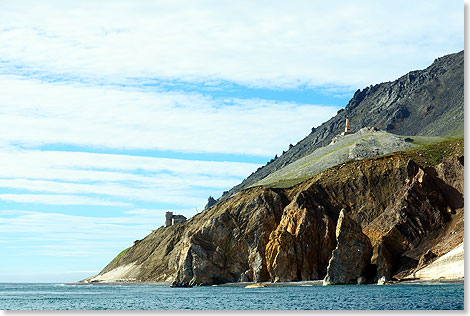 Blick auf Kap Dezhnev und die verlassene Sowjet-Station.