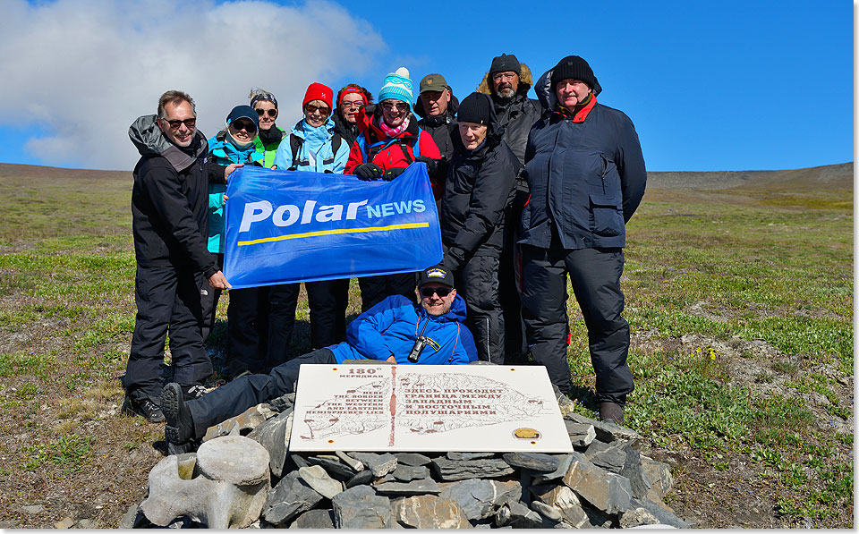 PolarNEWS-Reisegruppe mit Reiseleiter Dr. Michael Wenger (liegend) auf dem 180° Breitengrad, der Grenze zwischen Ost und West.