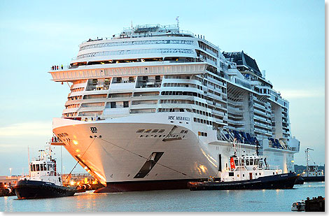 MSC MERAVIGLA beim Aufschwimmen in der STX-France Werft in St. Nazaire.