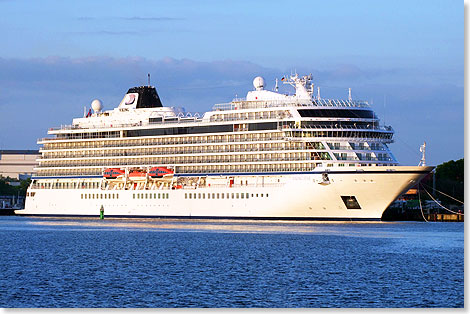 Das Typschiff aller Viking Ocean Cruises-Schiffe, die VIKING STAR in Warnemünde.