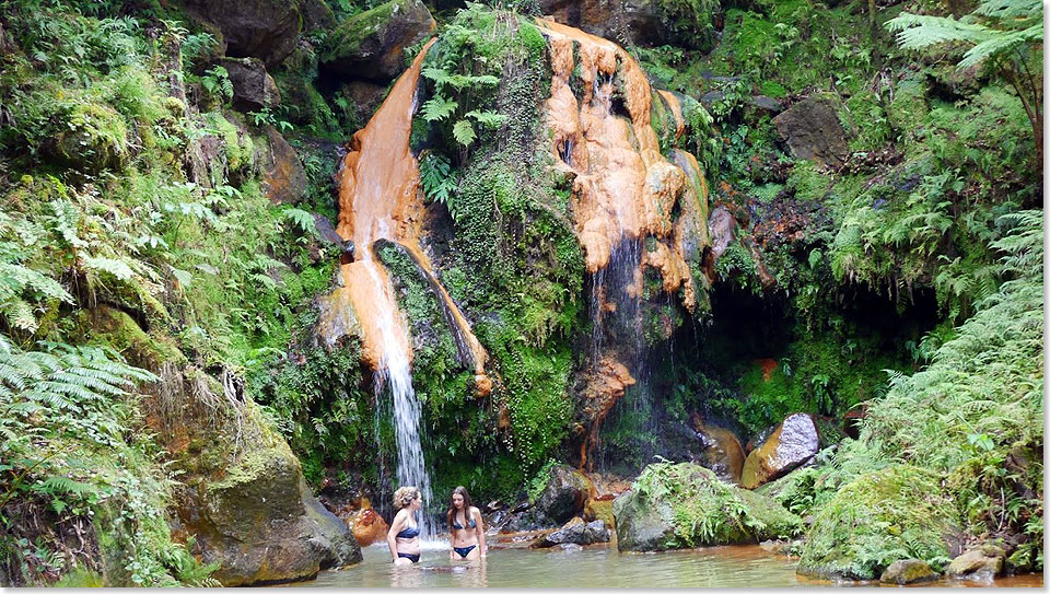 Das Waldbad Caldeira Velha hat einem natürlichen Wasserfall.