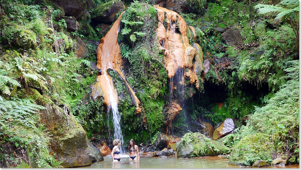 Das Waldbad Caldeira Velha hat einem natrlichen Wasserfall.