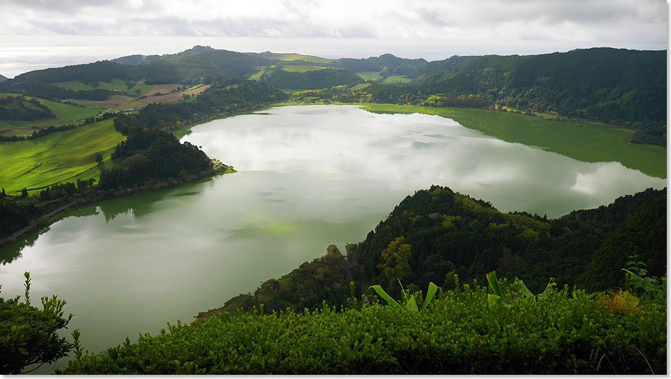 In fast unangetasteter Natur erffnet sich der Lagoa do Fogo, der Feuersee.