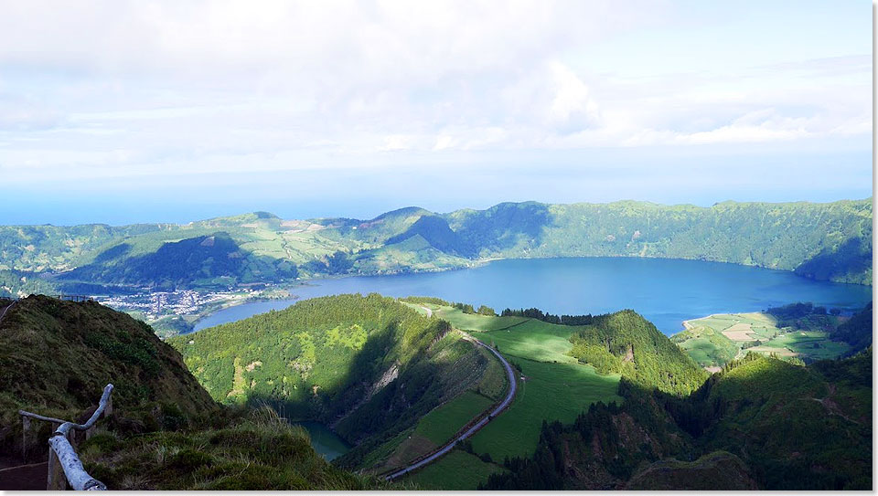 Vom Pico da Cruz kann man den wunderbaren Panorama-Blick ber die Kraterseen genieen.