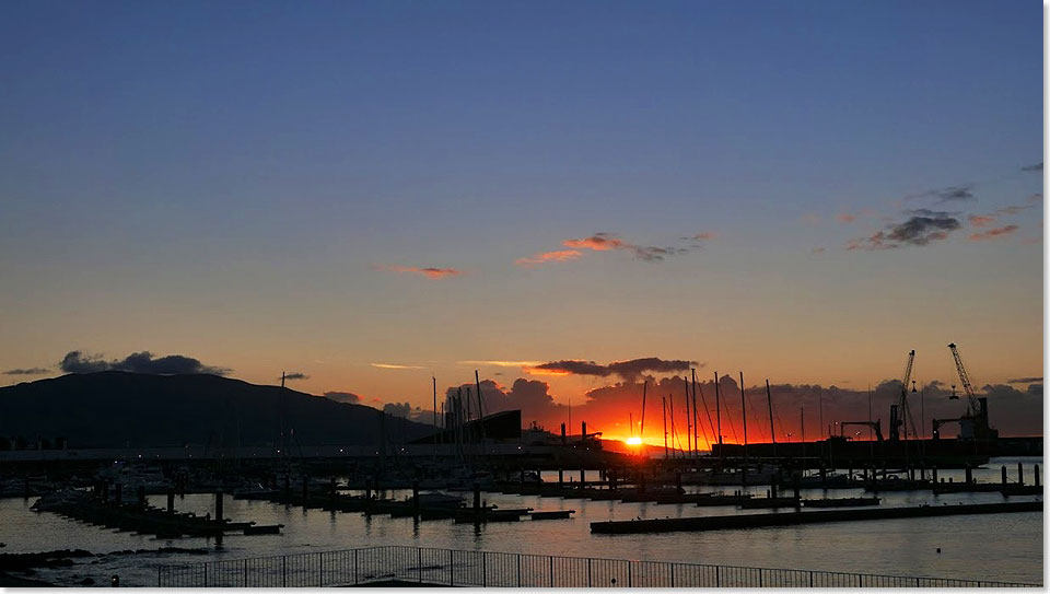 Sonnenaufgang ber dem Yachthafen von Ponta Delgada.