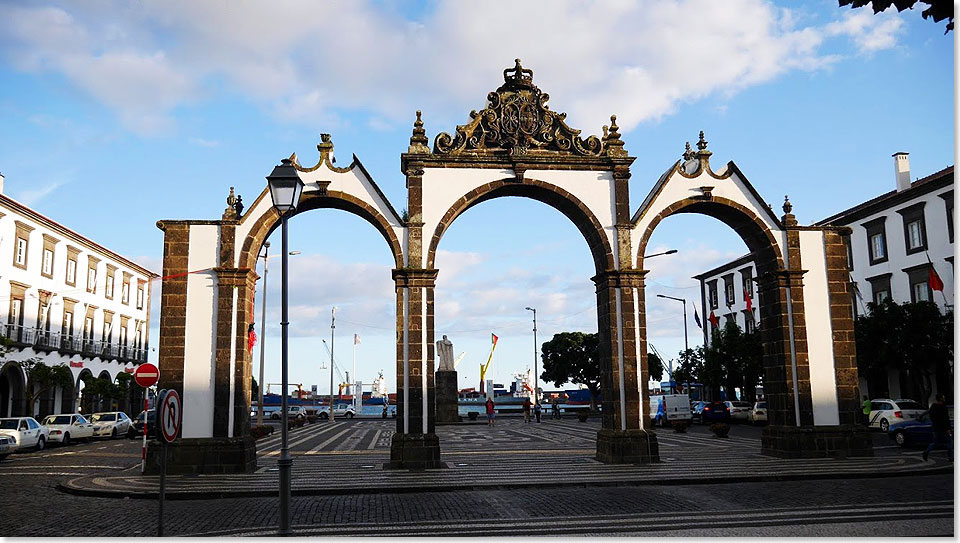  Das Stadttor in der Nähe des Hafens von Ponta Delgada.