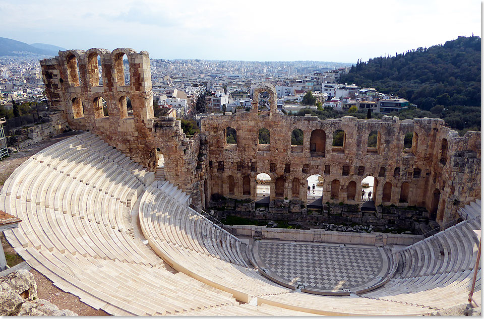 Das Theater des Dionysos kann heute noch genutzt werden. Es liegt am Hang der Akropolis und gilt als Geburtssttte des europischen Theaters. Erste Hhepunkte waren die Stcke von Aischylos, Sophokles und Euripides, die hier ihre Welturauffhrung erlebten. Unter den Rmern, den spteren Landesherren, fanden hier Gladiatorenkmpfe und Wasserspiele statt. 
