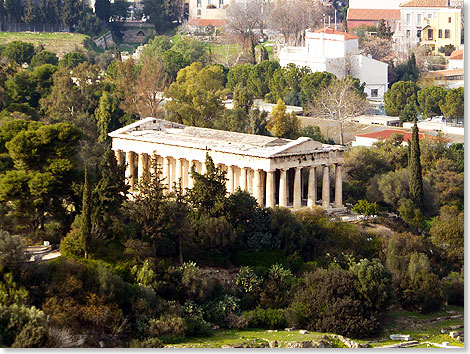 Dem griechischen Gott des Feuers, der Schmiedekunst und des Handwerks, Hephaistos, war im alten Griechenland dieser Tempel geweiht. Bis 1834 wurde er als christliche Kirche genutzt. So entging er dem Abbruch und ist heute der am besten erhaltene Tempel der Stadt und des Landes.