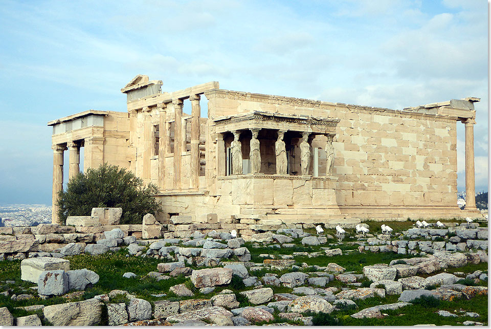 Das Erechtheion war ein Kultbau, dessen bekanntester Teil die Korenhalle ist. Ihr Dach wird von sechs Koren, anmutigen jungen Damen, getragen. Der Besucher sieht heute Kopien, die Originale stehen im Britischen Museum in London und im Akropolis-Museum in Athen.