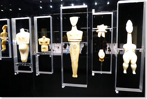 Griechenland besinnt sich im Museum der Kykladen auf seine uralte Geschichte. Auf den Inseln der Ägäis entwickelte sich seit der Steinzeit eine Kultur, die um die Wende des vorigen Jahrhunderts viele Bildhauer beeinflusste. Gefunden wurden auf den Inseln vor allem weibliche Gestalten.