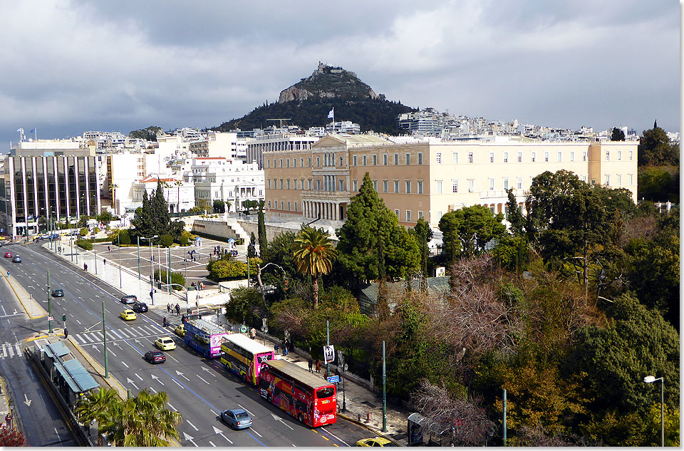 Das Parlament im Herzen Athens zhlt heute zu den bekanntesten Gebuden Griechenlands. Im Hintergrund der Likavitts, der 277 Meter hohe Kalksteinfelsen, der das Stadtbild Athens noch mehr beherrscht als die Akropolis. Vor dem Parlament bewachen Evzonen in traditionellen Uniformen das Grabmal des Unbekannten Soldaten.