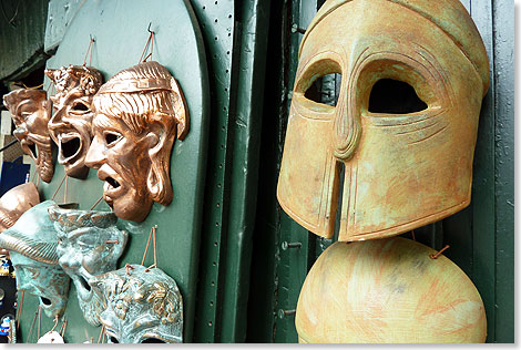 Die Souvenirläden in Athen leben von der Antike. Nachgebildete Masken und Helme locken in den zahlreichen Shops Besucher aus aller Welt.