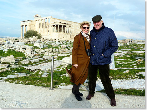 Kalter Nordost fegt ber die Akropolis. In Athen kann es sehr kalt werden, selbst Schnee fllt in manchen Jahren. Der Besucher ist gut beraten mit sicherem Schuhwerk und wrmender Jacke oder langem Mantel den Berg zu besteigen. Petra und Dieter Bromund vor dem Erechtheion.