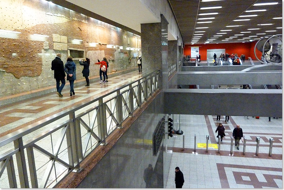 Die Metro Station Syntagma vor dem Parlament umschließt auch ein Museum. Als die Tunnel und Bahnhöfe ausgehoben wurden, stieß man immer wieder auf Altertümer aus vielen Jahrhunderten. Statt sie in Museen zu verbannen, machte man Teile der Station zum Museum.