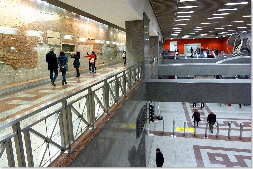 Die Metro Station Syntagma vor dem Parlament umschliet auch ein Museum. Als die Tunnel und Bahnhfe ausgehoben wurden, stie man immer wieder auf Altertmer aus vielen Jahrhunderten. Statt sie in Museen zu verbannen, machte man Teile der Station zum Museum.