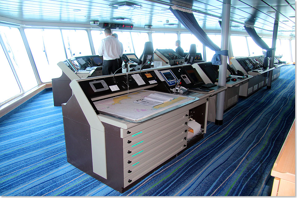 Gedruckte Seekarten gehören auf der Kommandobrücke noch immer zur Standard-Ausrüstung.