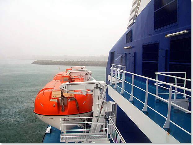 Im strmenden Oktoberregen verlsst die ARMORIQUE den Hafen von Roscoff.