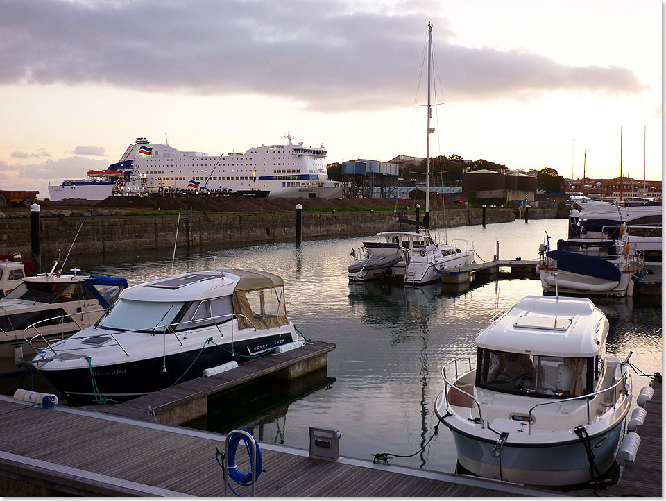 Etwas außerhalb des Stadtzentrums von Plymouth teilt sich die Brittany Ferries-Fähre den Hafen mit einigen Sportbooten.