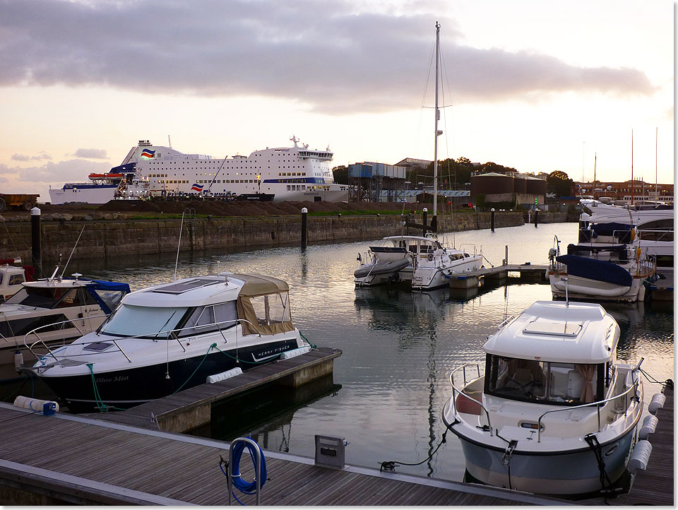 Etwas auerhalb des Stadtzentrums von Plymouth teilt sich die Brittany Ferries-Fhre den Hafen mit einigen Sportbooten.