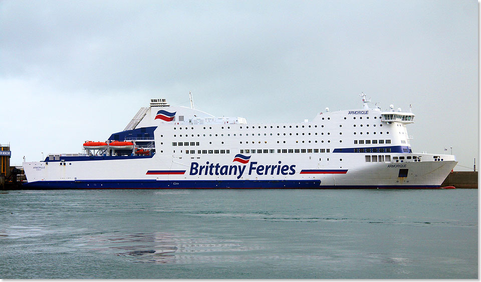 Die ARMORIQUE whrend ihrer mehrstndigen Liegezeit am Vormittag im Hafen von Roscoff.