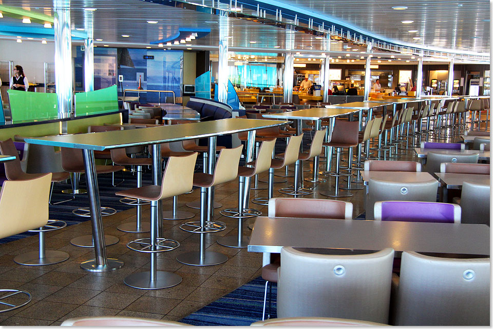 Die Speisung der 1.600: Im Selbstbedienungsrestaurant der ARMORIQUE ist Platz für einen Großteil der Passagiere gleichzeitig.