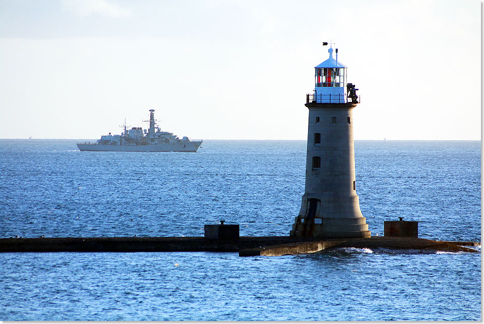 Plymouth nennt sich stolz „Britain’s Ocean City”, der Marine-Stützpunkt (eigentlich „Her Majesty's Naval Base Devonport”) ist der größte in Westeuropa. 