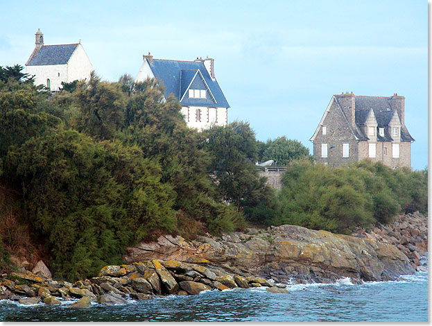 Die Bretagne wie aus dem Bilderbuch: Alte Steinhäuser trotzen an den schroffen Ufern Roscoffs Wind und Wetter. 
