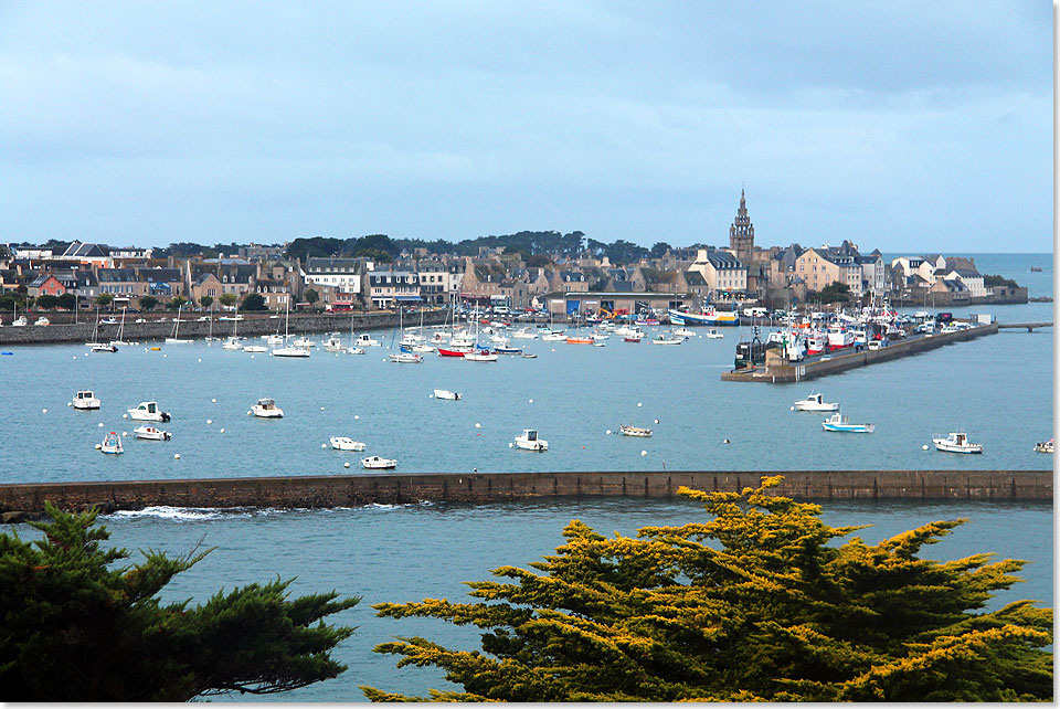 Blick ber den alten Hafen von Roscoff. Aufgrund ihrer abgeschiedenen Lage war die Stadt frher eine Schmuggler-Hochburg.