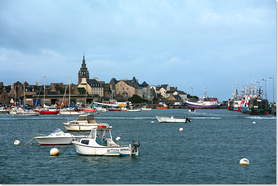 Die Trawler im Hafen von Roscoff verdeutlichen, dass die Fischerei in der Bretagne nach wie vor eine bedeutende Einnahmequelle darstellt.