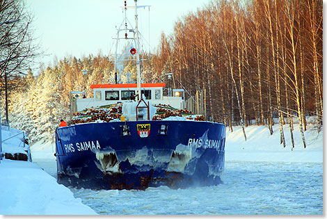 Der deutsche Frachter RMS SAIMAA wartet im finnischen Saimaa-Kanal.