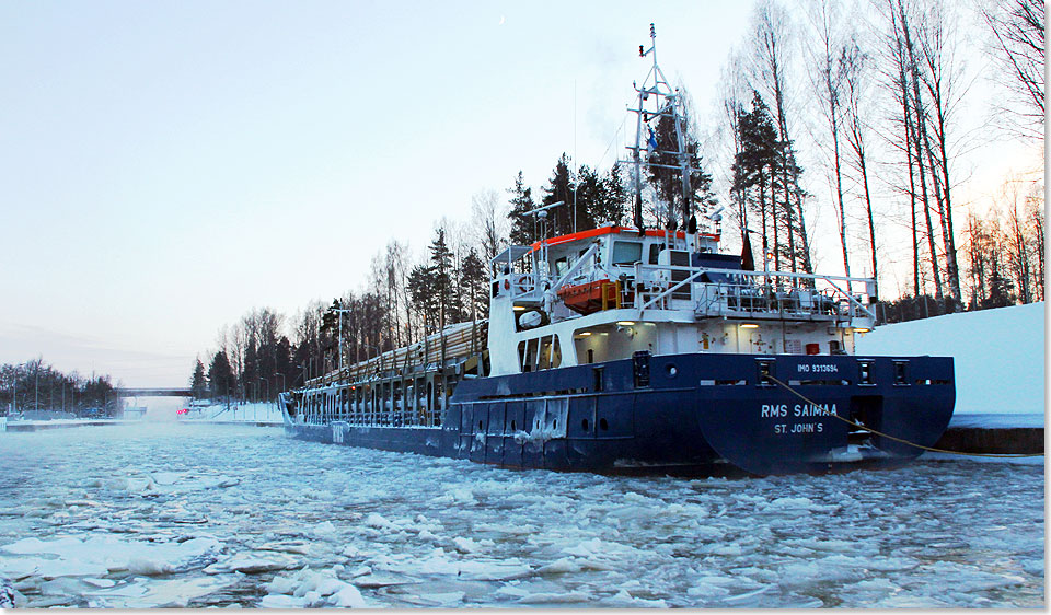 Der deutsche Frachter RMS SAIMAA mit Telegrafenmasten fr England vor der Saimaa-Kanal-Schleuse Mlki.