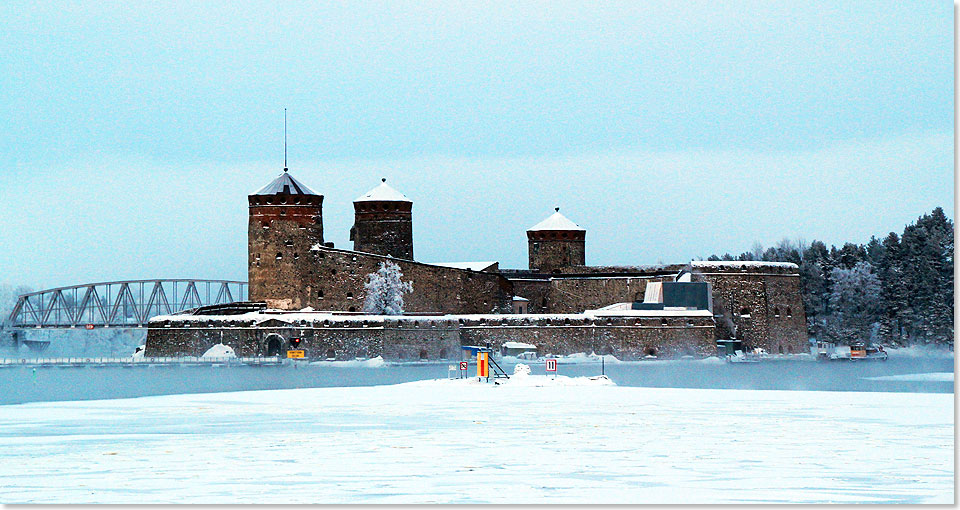 Die Festung Olavinlinna im Eis vor Savonlinna, Finnland.