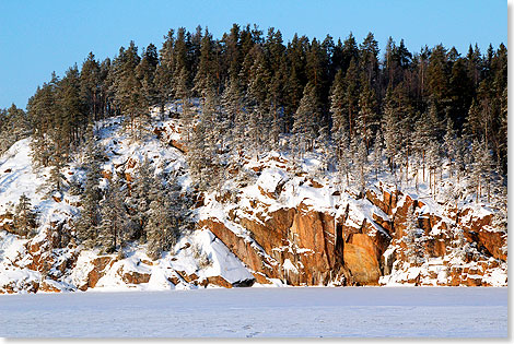 Eis, Urgestein, Wald sind die dominierenden Landschaftselemente im Winter von Finnlands Süden.
