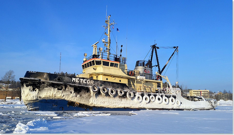 Der Eisbrecher METEOR ist im Eis vor Savonlinna eingeparkt.