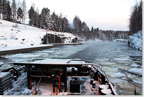 Der Eisbrecher METEOR macht die Fahrtrinne frei im Saimaa-Kanal.