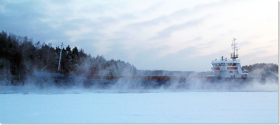 MS ELKE W kmpft sich durch zum Liegeplatz in Savonlinna, Finnland.