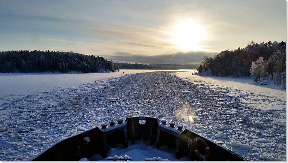 Mittagssonne ber den Inseln vor Lappeenranta, Finnland.