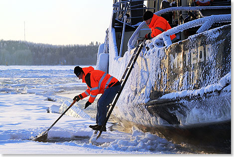 Schneeschieben vor dem Landgang in Savonlinna.