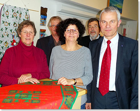 Ein Teil der Crew der Rostocker Seemannsmission, rechts AIDA-Kapitn Burghard Mller, der Vorsitzende der Seemannmission Rostock.