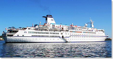 MS BERLIN liegt vor Anker in der Karibik.