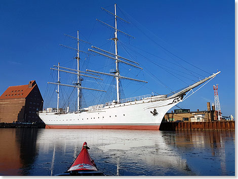Das Museumsschiff GORCH FOCK (I) im Winter 2017 im Stralsunder Nordhafen an der Ballastkiste.