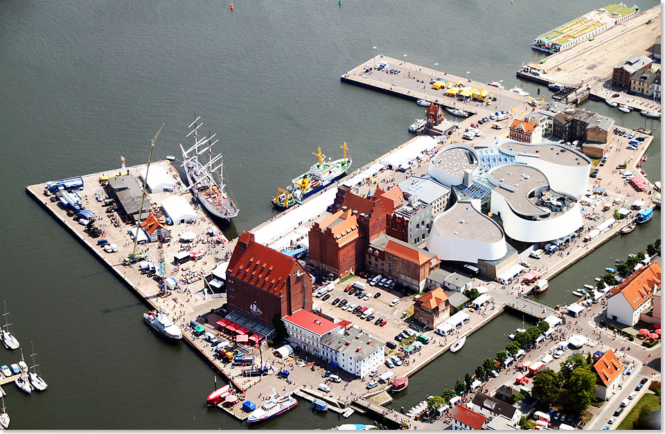 Stralsunds Nordhafen mit zwei Flusskreuzfahrtschiffen rechts oben.