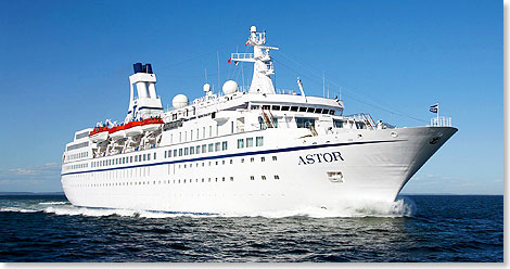 MS ASTOR rauscht in voller Fahrt durch die Ostsee.