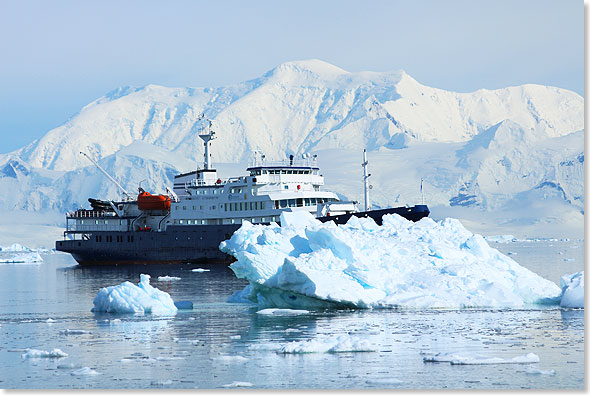 Die PLANCIUS vor Anker in Neko Harbour auf 64°51’ S, während die Passagiere an Land die Pinguine besuchen.