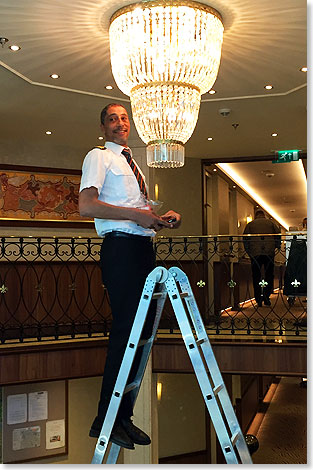 Ein Vorbild für seine Crew: Kapitän Raul Kraaier beim Wechseln von Glühbirnen in der Lobby der ANESHA.