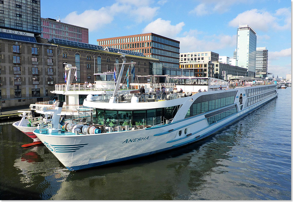 An der Pier in Amsterdam: Das Wetter und MS ANESHA strahlen um die Wette.