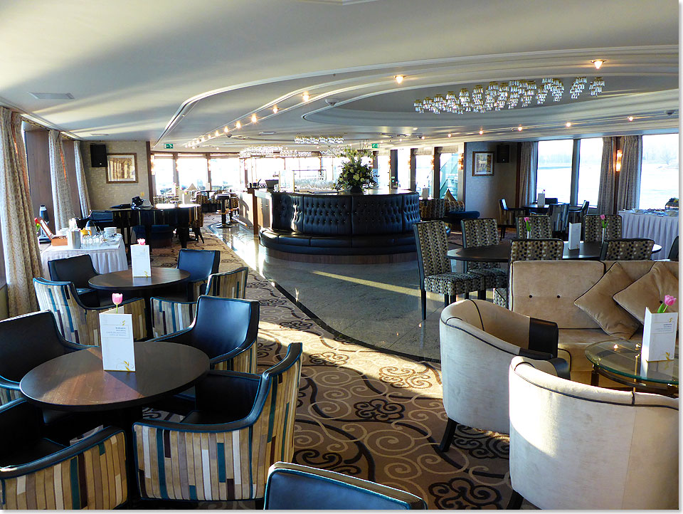 Grandiose Blicke auf den Rhein inklusive: Die Panorama-Lounge am Bug des Schiffes.